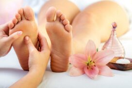 pied recevant une séance de réflexologie plantaire