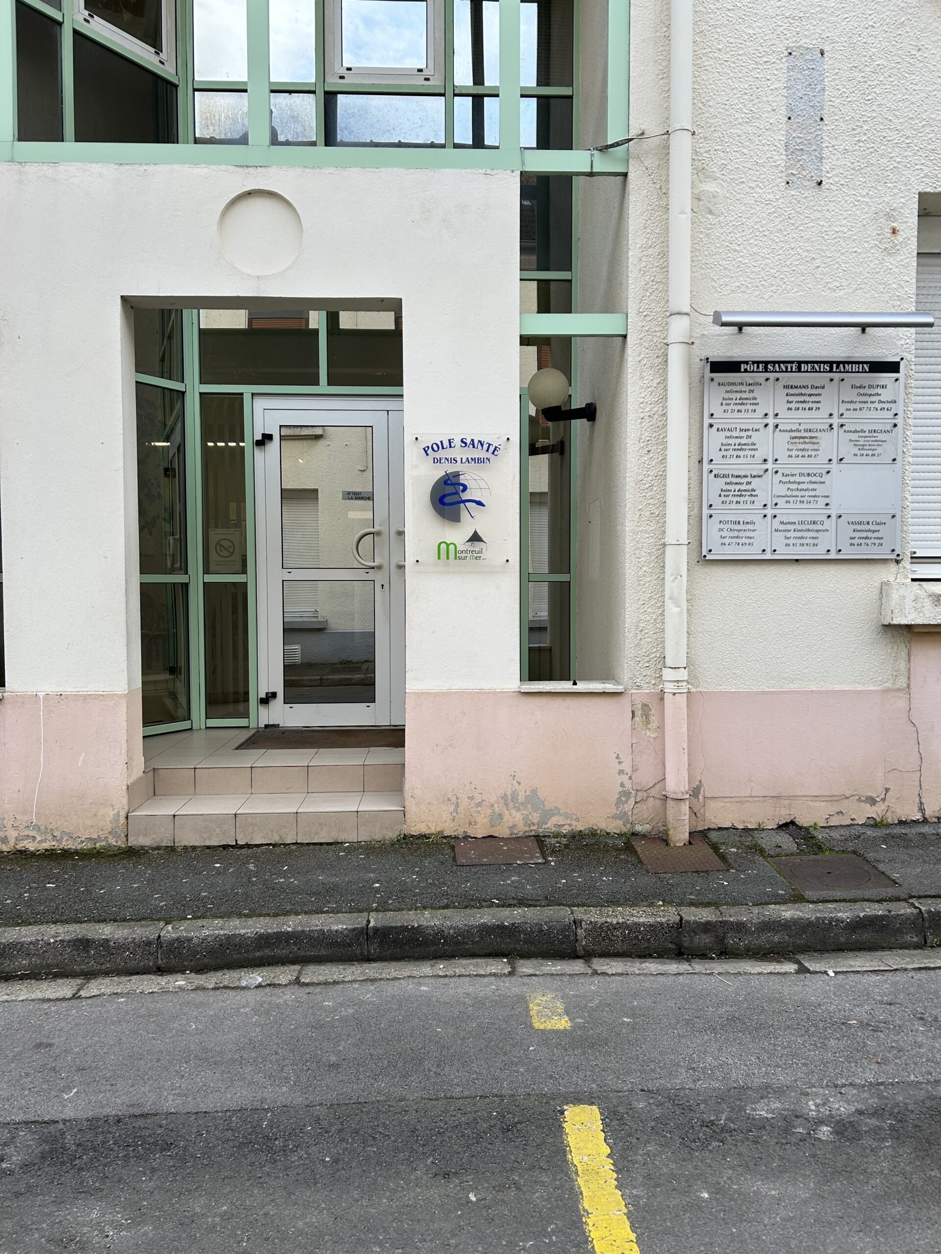 plaques de rue devant le pole santé denis lambin de montreuil sur mer